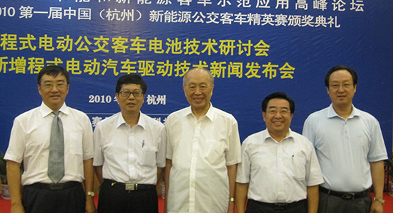 集團(tuán)董事長(zhǎng)、總裁程清豐在參加中國(guó)節(jié)能和新能源客車(chē)示范應(yīng)用高峰論壇期間與行業(yè)專(zhuān)家和合作伙伴合影